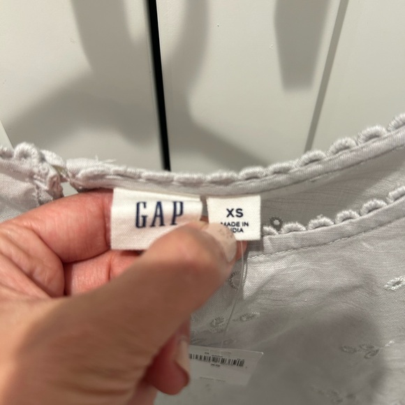 NWT Gap Light Gray Embroidered Top Size XS - Picture 3 of 4